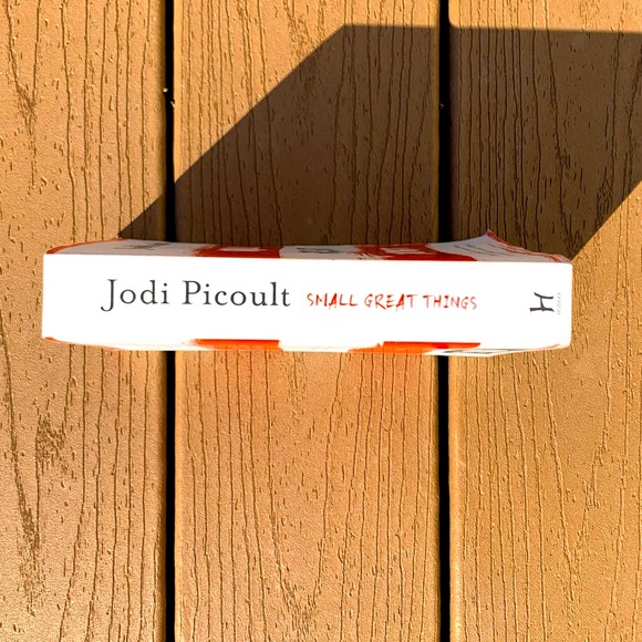 🆕 5 for $25. JODI PICOULT “SMALL GREAT THINGS” PAPERBACK - Picture 2 of 3